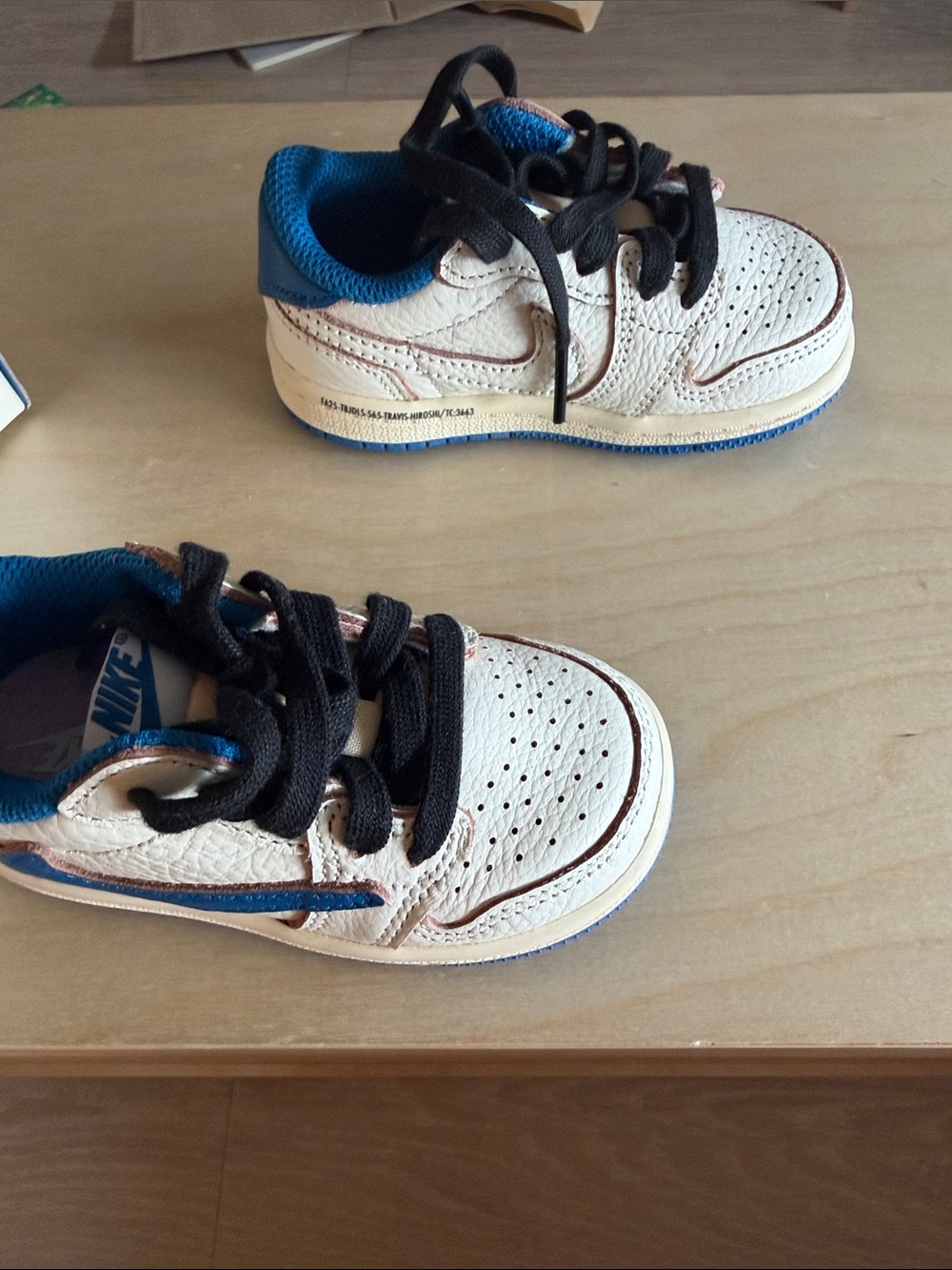 Jordan 1 retro low Travis Scott white and blue - Picture 6 of 9